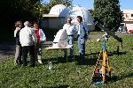 [10h30 : Quelques membres de l'AMAS autour du Solarscope attendent la prochaine vague des spectateurs.] [1024x683] [130.79 Ko]