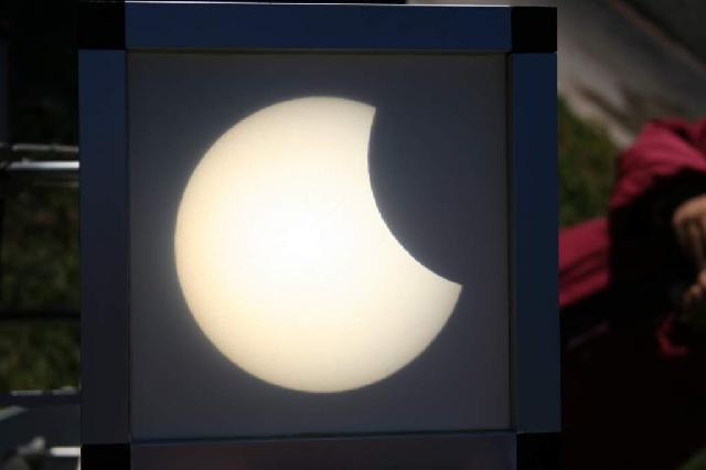 04.jpg10h09 : Image de l'clipse projete sur un cran avec le tlescope de 150mm. - 640
